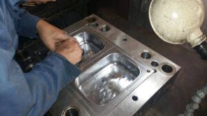 đánh bóng khuôn nhựa